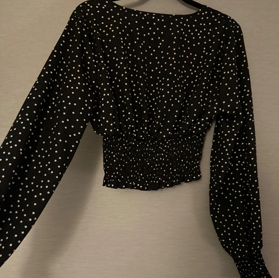 Svart prickig blus från Missguided - 1