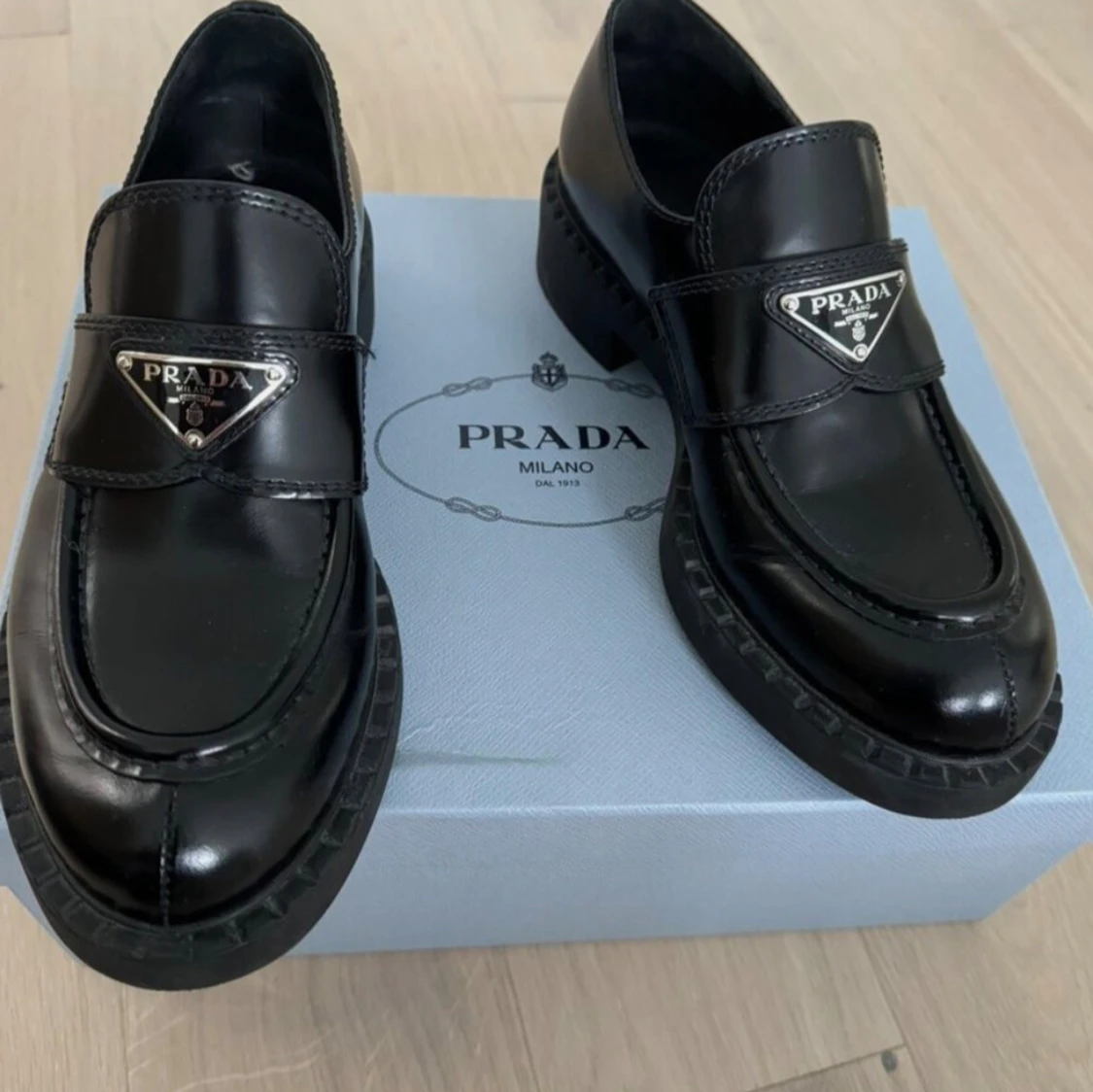 Svarta loafers från Prada i skinn - 2