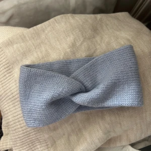 Ljusblå stickad hårband - Gullig ljusblått stickat hårband med twistad front. Perfekt till vintern✨.  (Skulle inte säga att den är så stretchig så du vet💕
