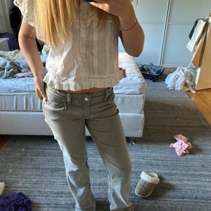 Lågmidjade jeans  - Säljer mina ljusgråa lågmidjade jeans från Young Gina, inga defekter eller skador!