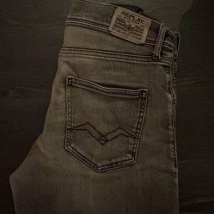Gråa Replay Jeans - Säljer dessa jättesnygga replay jeans då dom inte passade. Storlek 16A/166cm och modellen är Wallys/slimfit. Skick: 8,5/10 och jätte snygga inför vintern 👀🔥❄️