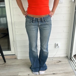 Lee jeans  - Lågmidjade utsvängda jeans från Lee. Storlek: S. De är omsydda till mer bootcut och har en liten slitning vid ena foten (sista bilden)
