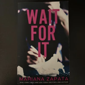 Wait For It - En populär roman av Mariana Zapata, perfekt för dig som gillar starka känslor och engagerande berättelser. Omslaget utstrålar mystik och närhet, vilket lockar unga vuxna som söker en gripande läsupplevelse.
