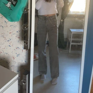 Gråa wide jeans  - Gråa jeans från h&m med rak och lite vidare passform. bra skick! säljer då de inte fått använding på några år🫣😅