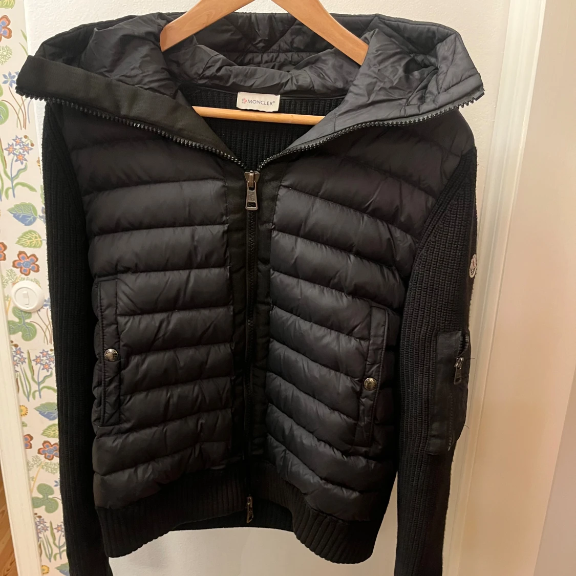Svart hybridjacka från Moncler