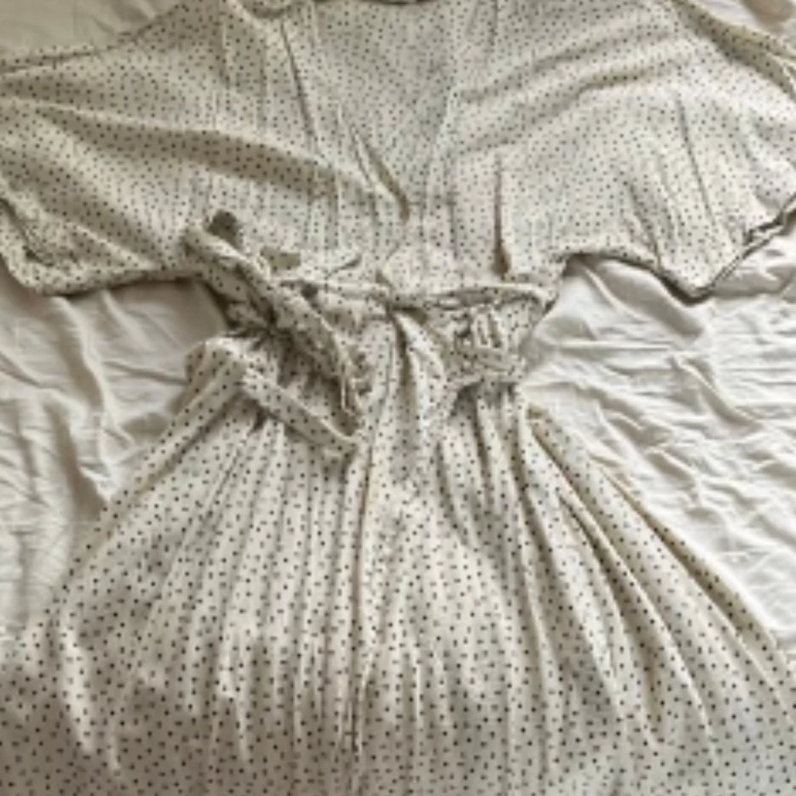 Prickig omlottklänning med knytband