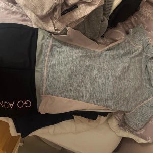 Träningssett  - Träningssett  från Go Active. Shortsen är tillverkade i ett stretchigt syntetmaterial som passar perfekt för träning. De har en midwaist passform och är bekväma att röra sig i.