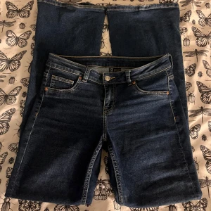 Mörkblå jeans från H&M Divided - Mörkblå lågmidjade jeans från H&M 