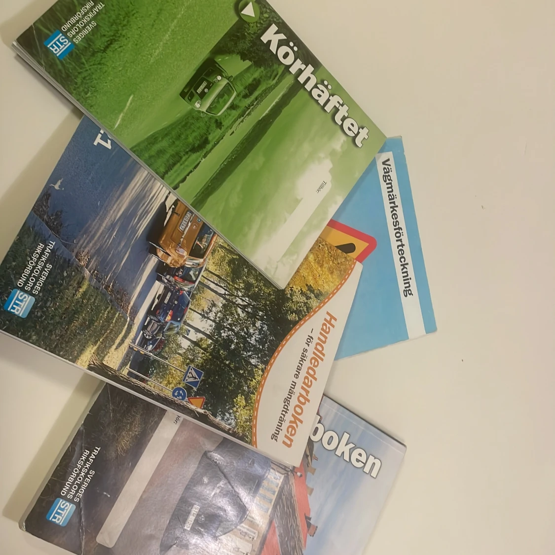 Körhäftet, Körkortsboken, Handledarboken, Vägmärkesförteckning