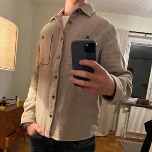 Beige Dobber Overshirt  - Säljer denna sjukt snygga Overshirten från Dobber⭐️ Färgen är beige och storleken är L✅ Den har inga defekter och skicket är utomordentligt🙌🤝 Sjukt najs passform och passar perfekt till hösten🍁🙌 Tveka inte på att höra av er dig vid minsta fråga eller fundering😊