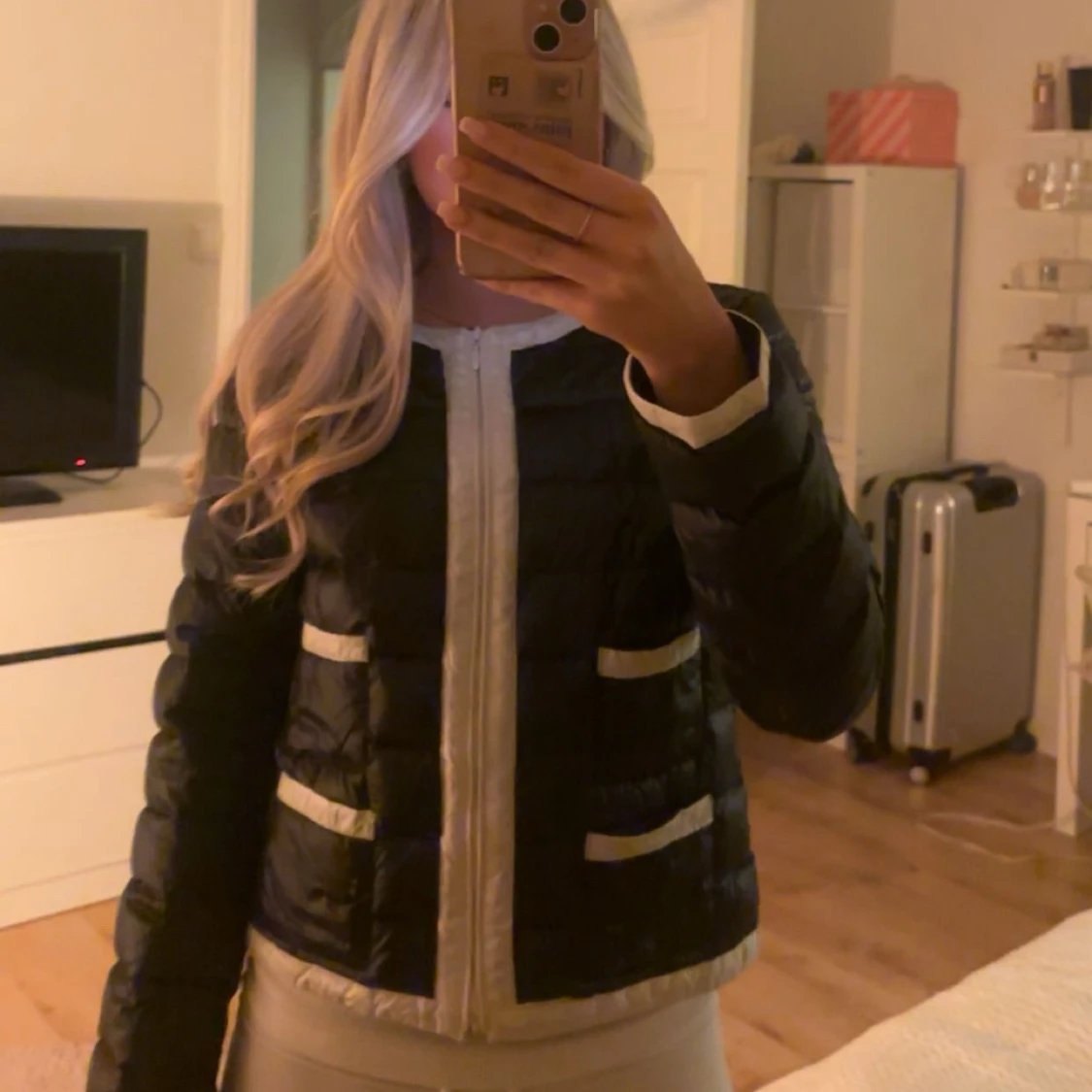 Svart jacka med vita detaljer - 2