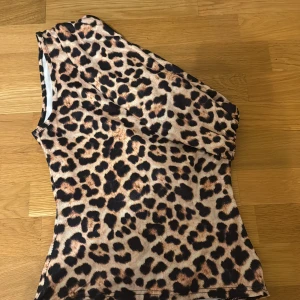 Leopard topp - Superfin Leopardmönstrad topp. Köpt på vinted men säljer då den inte kommer till användning. Den har tyvärr ingen lapp så vet inte märke men skulle säga att den sitter som en XS. 