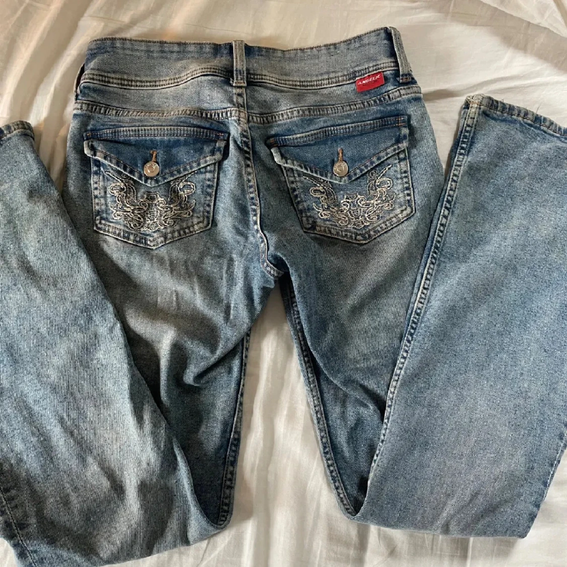 Blå bootcut jeans med broderade fickor - 4