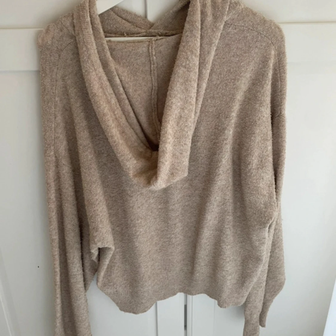 Beige hoodie från Lindex i stickat material - 1