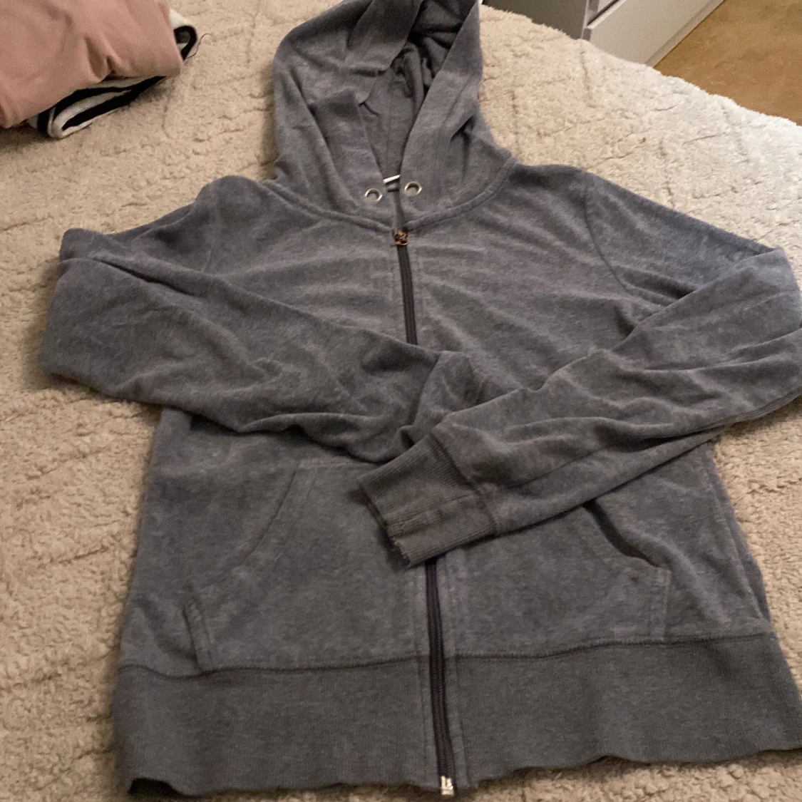 Grå hoodie med dragkedja och huva