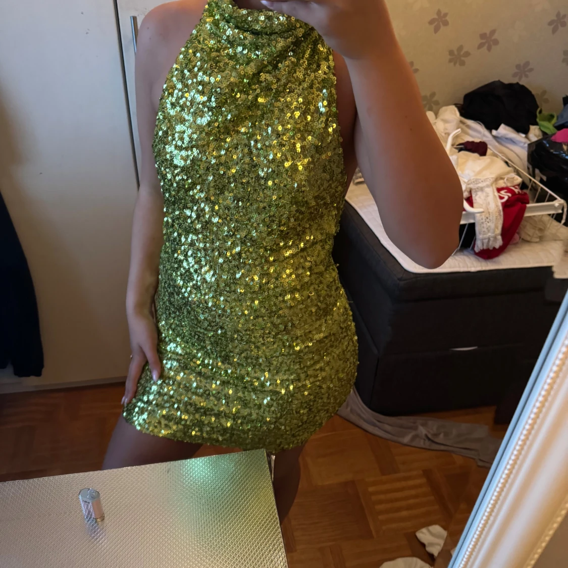 Grön glittrig paljettklänning - 1