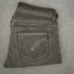 Dondup Jeans - Snygga Dondup jeans i en snygg grå färg. Bra passform dessutom!