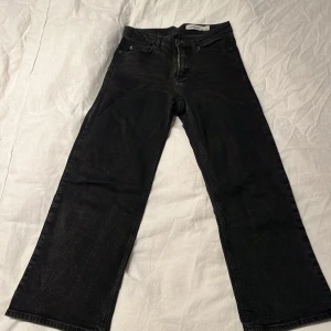 Svarta jeans från Carin Wester - Svarta jeans från Carin Wester med rak passform och klassisk femficksdesign. Tillverkade i 99% bomull och 1% elastan för en skön känsla