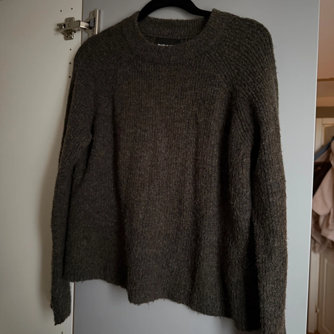 Mörkgrön stickad tröja från Pieces