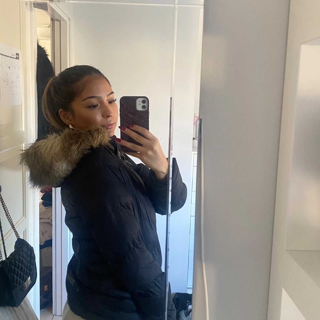 Svart pufferjacka med fuskpäls - 1