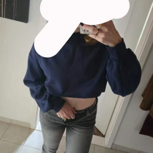 Mörkblå croppad sweatshirt - Säljer en mörkblå croppad sweatshirt med rund hals och långa ärmar. Tröjan har en loose passform och är tillverkad i mjuk bomull. Jätte skönt o varmt bomull inuti. Den är S men passar M oxå✨