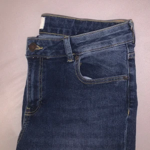Mörkblå jeans från Stock & Hank - Snygga mörkblå jeans från Stock & Hank, modell SH Ease. Klassisk femficksdesign med kontrastsömmar och raka ben. Jeansen har normal passform och är tillverkade i slitstarkt denimtyg som ger en tidlös look.
