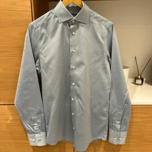 Ljusblå skjorta Riley slim fit - Snygg ljusblå skjorta från Riley i slim fit-modell. 