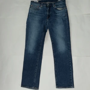 Blåa Levis Jeans 511 - Innerbenslängd: 75cm Längd 95cm Midjelängd: 40cm         W32 L30