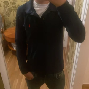  piké (Ralph Lauren) - Säljer en fet mörkblå långärmad pikétröja från Ralph Lauren. Storlek S, bra skick(inga defekter), passar bra till allt. Skriv vid minsta funderingar!