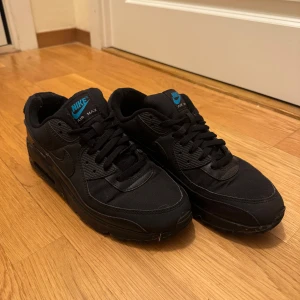 Nike air max 90 - Säljer dessa feta limited edition Nike Air max 90! Det är ett par Black Laser Blue Air max 90. Använda typ 5 gånger max, köpte de September 2023, storlek 44. Nypris ca 2000kr, mitt pris 1400kr🤝. Hör av dig om du vill ha fler bilder eller om du har några funderingar!