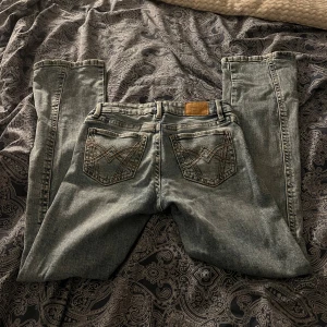 Perfekt Jeans i ljusblå denim, stl 32 - Low waist bootcut jeans❣️jätte bra skick.
