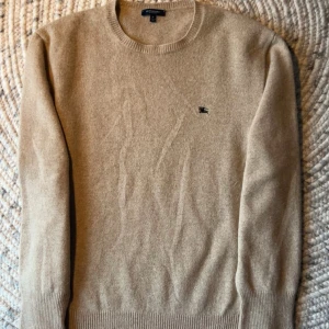 Beige Tröja från Burberry - Stilren beige ull tröja från Burberry | fantastiskt skick! 🙌| Söker snabb affär därav kan priset bli förhandlingsbart | Skriv vid minsta fundering eller fråga! 