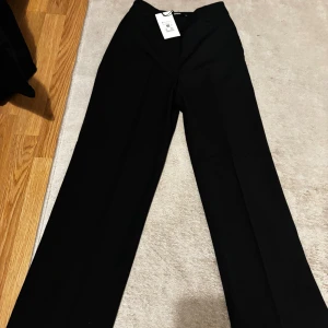 Kostymbyxor  - Helt oanvända kostymbyxor i modellen jackie petite från Bikbok.