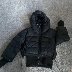 Svart vinterjacka från Stella Mccartney! - Jag säljer en nästan oanvänd Stella Mccartney x Adidas jacka som ej går att köpa längre, den är varm, bekväm o väldigt snygg på. står inte storlek men skulle säga att den passar Xxs-S