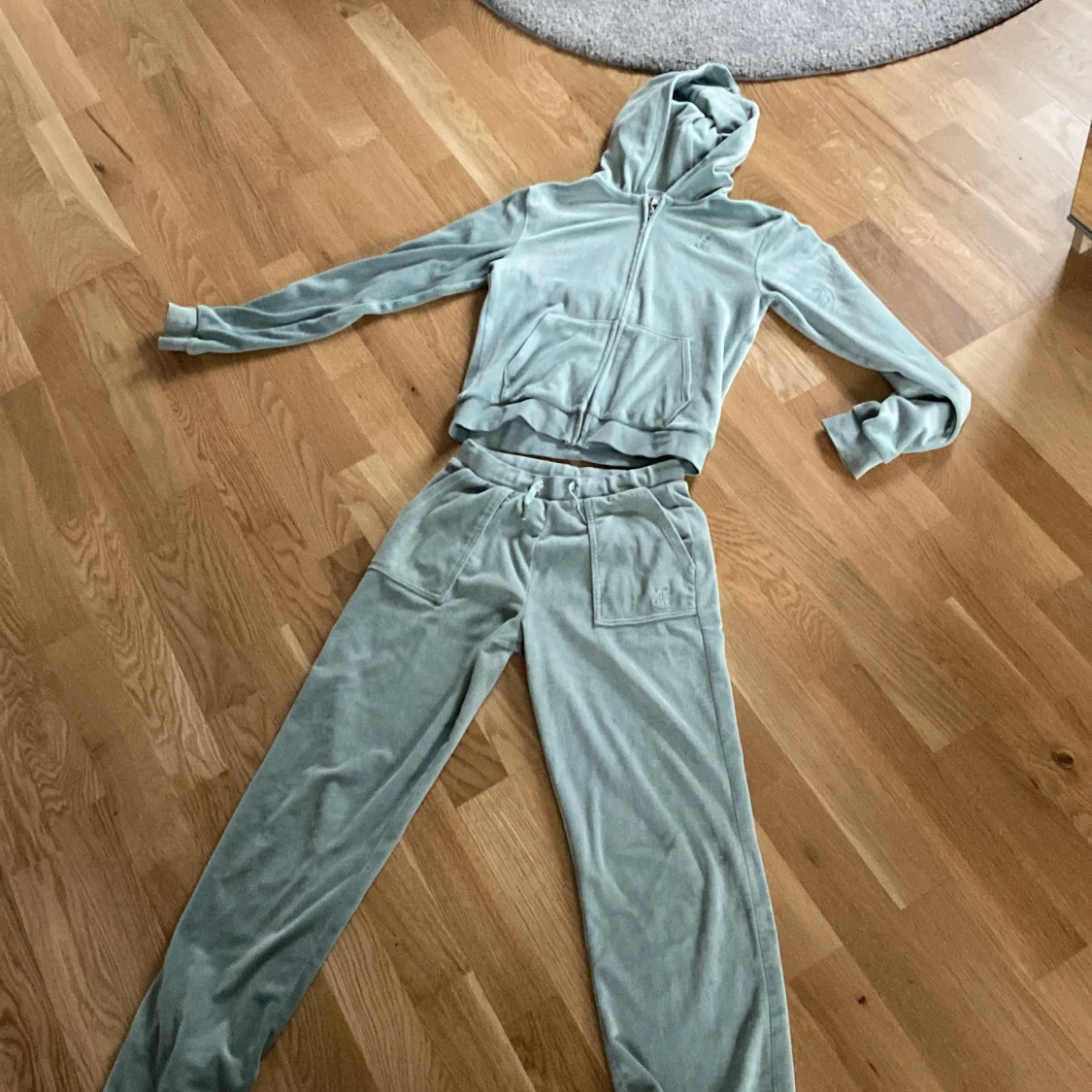 Mintgrön Juicy Couture hoodie och byxor  - 1