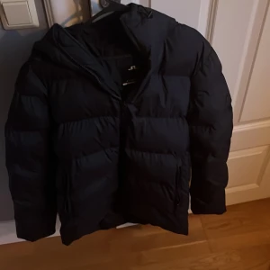 J Lindberg jacka  - Säljer nu min j Lindberg jacka i otroligt bra skick, knappast använd, priset kan ändras vid snabb affär