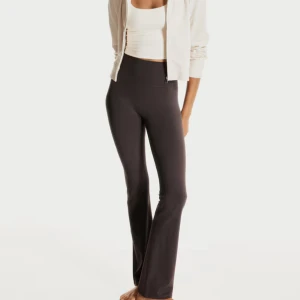 Bruna yogapants med hög midja - Bruna yogapants från H&M. Aldrig använda då dom var lite för långa på mig, jag är 164cm. Köpa för 449kr.