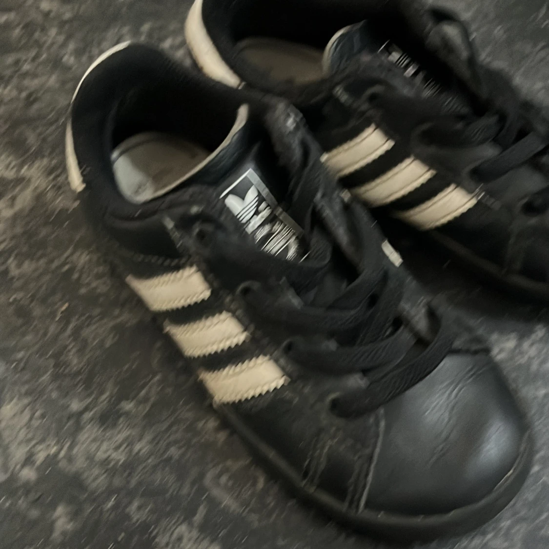 Svarta Adidas Superstar sneakers Stl 27 - 2