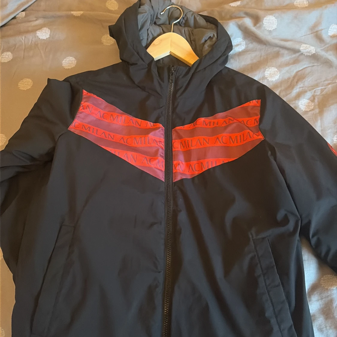 Svart AC Milan vindjacka med huva