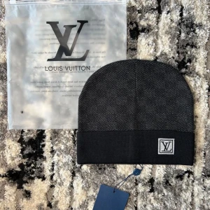 Svart mössa - helt nytt. allt i bilden ingår. fraktar inom 24 timmar.