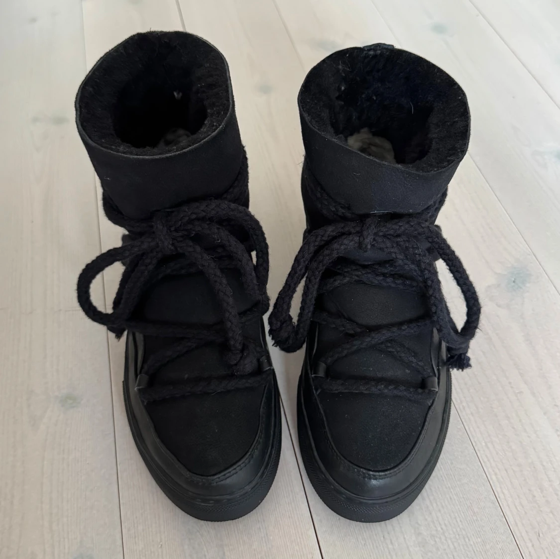 Svarta Inuikii vinterskor 