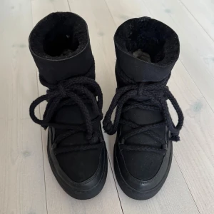 Svarta Inuikii vinterskor  - Inuikii skor i superfint skick. Nästan helt oanvända. Kolla in min profil för fler inuikii vinterskor.🙌