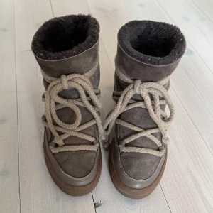 Beigea inuikii vinterskor  - Fint skick med små skavanker. Små slav på framsidan av skon samt på sidorna av skorna (se bild 3). Kolla in min profil för fler inuikii vinterskor.🙌