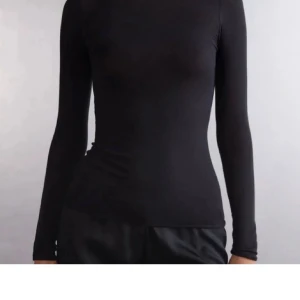 Intimissimi topp - Intimissi tröja i svart, storlek S. Använd några få gånger, men inga hål eller liknande