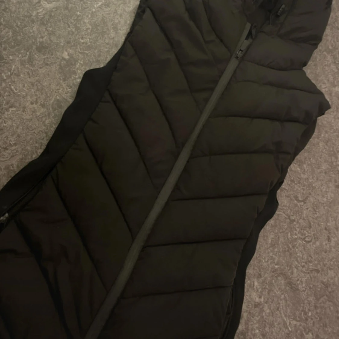 Svart lång dunväst med huva - 1