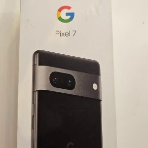 Google Pixel 7 - Snygg Google Pixel 7 i mycket gott skick. Telefonen har dubbla kameror, modern design och levereras med originalkartong, USB-C kabel och adapter. Skärmen och baksidan ser ut att vara utan repor eller synligt slitage. Perfekt för dig som vill ha en snabb och pålitlig Android-telefon. Ord.pris 8000kr 