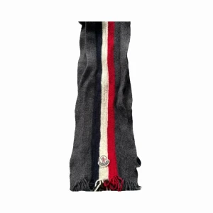 Helt ny moncler halsduk -  ny monclear halsduk. Köptes för 4800kr i Paris, har används två gånger typ och passar bara inte till det jag klär mig till, där av säljer jag den. För mer info är det ba att skicka ett pm. Passar väll perfekt nu till vinter!