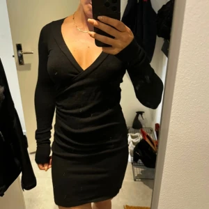 Klänning från Gina Tricot - En snygg och skön klänning från Gina tricot, mycket bra skick samt sparsamt använd.