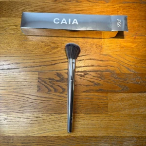 Oanvänd Caia Cosmetics Angled blush brush - F06 helt ny oanvänd rouge sminkborste från Bianca Ingrosso- Caia Cosmetics! Nypris: 225kr
