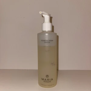 Maria Åkerberg Foaming Wash Gentle - Foaming Wash Gentle från Maria Åkerberg är en ansiktsrengöring med lavendel och neroli, speciellt framtagen för känslig hud. Ca 20% använd. Nypris 349kr